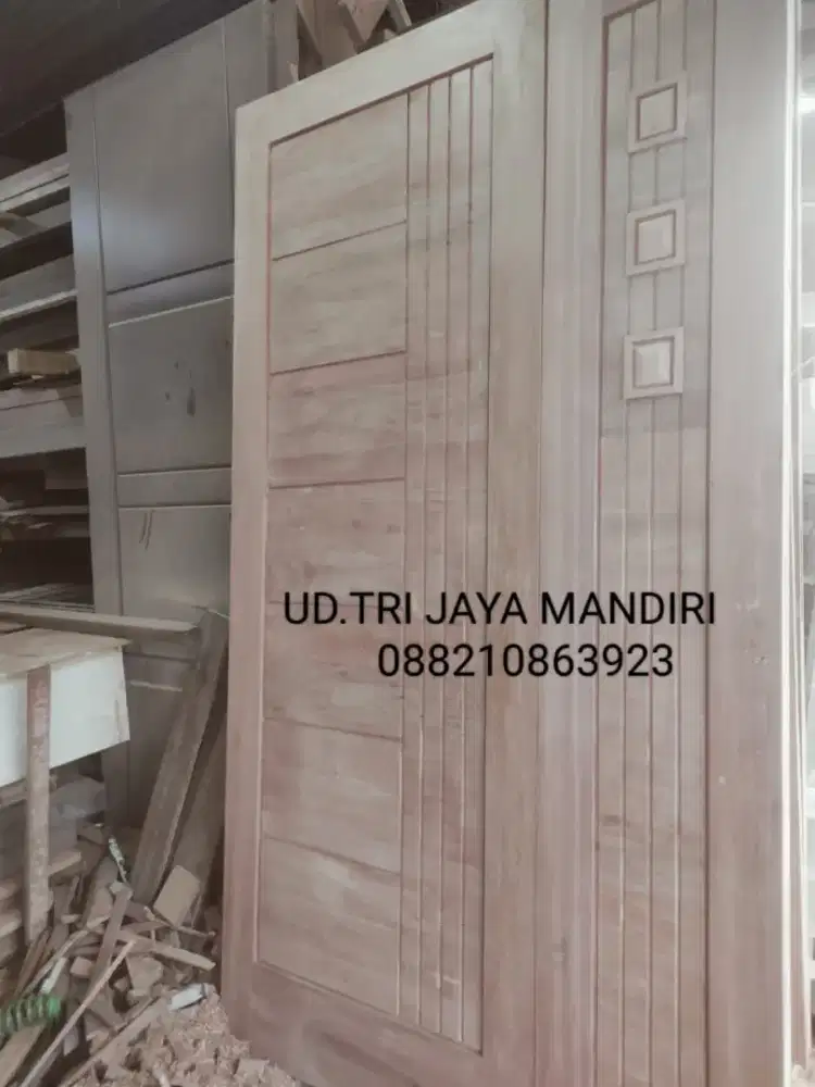 Kusen pintu kamper utama