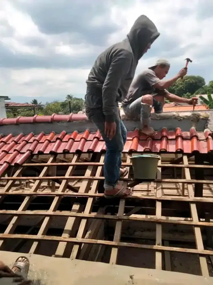 Bongkar rangka kayu atap rumah