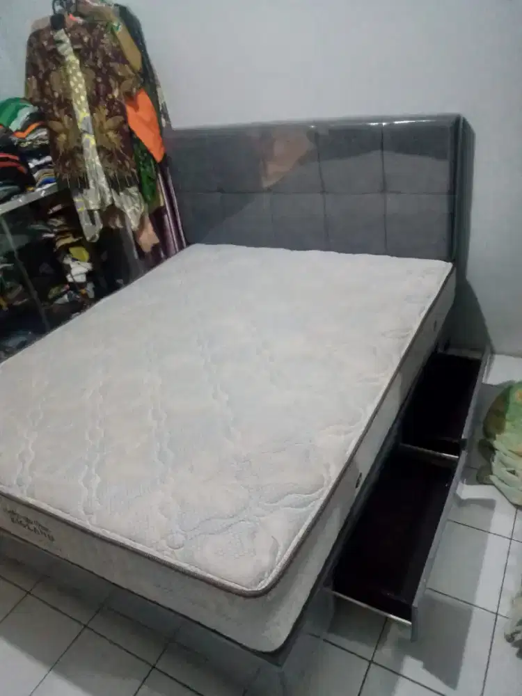 Dipan kayu minimalis/ranjang/kasur