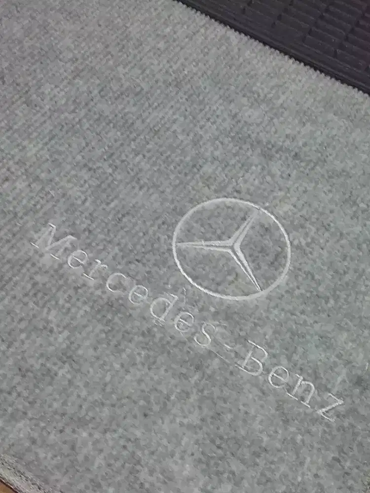 Karpet untuk mobil Mercedes benz.