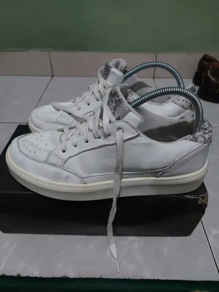 Sepatu casual full putih