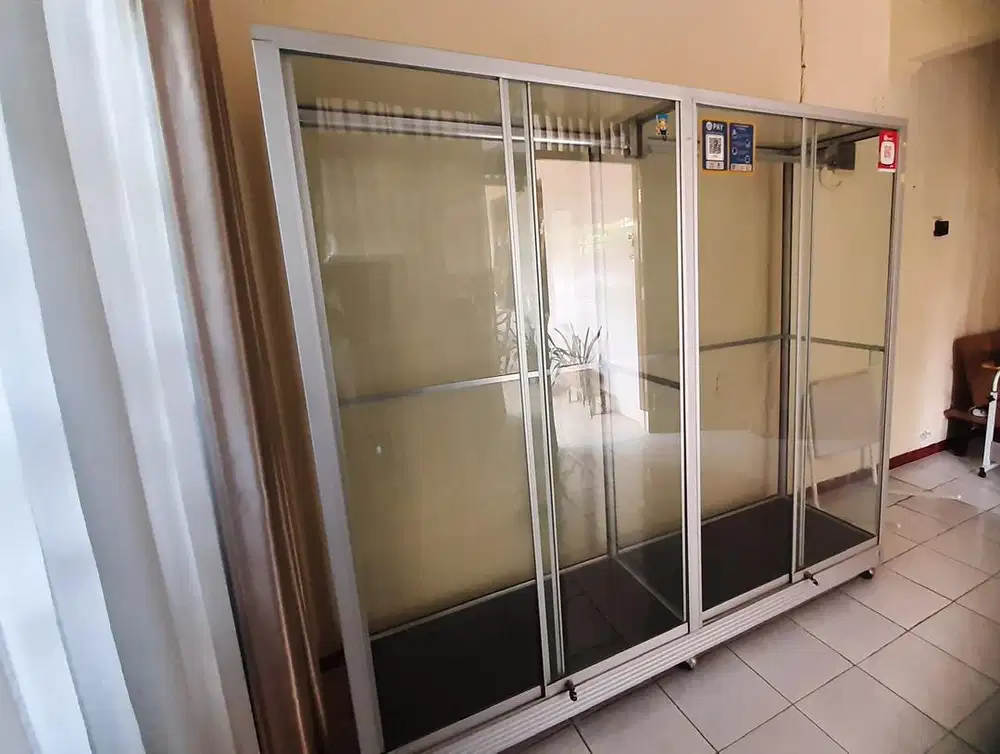 Lemari Display full kaca