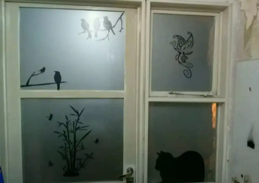 Ini banyak stiker kaca yang bercorak ada Sanblas motif dan Kaca Film