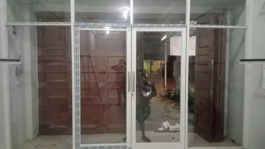 Pintu kaca dan kaca kusen aluminium