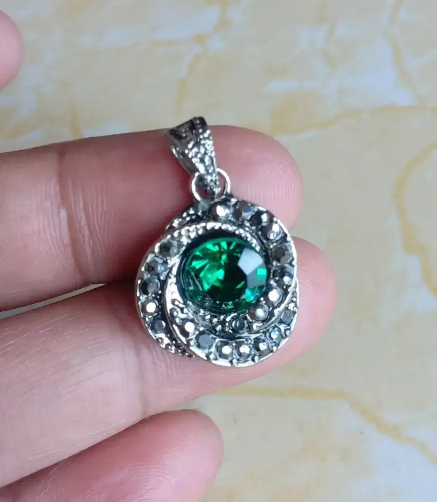 Set kalung silver + liontin silver permata hijau jamrud