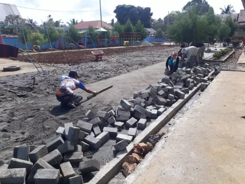 Tukan pasang paving blok