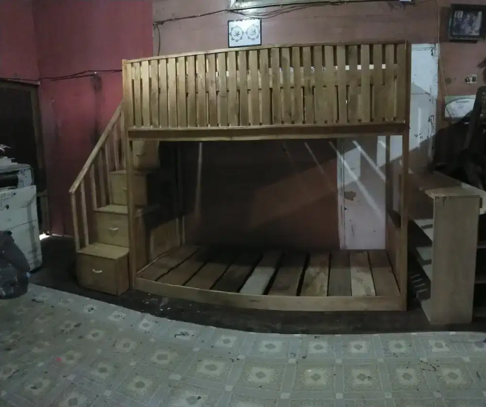 Ranjang tingkat kayu sungkai