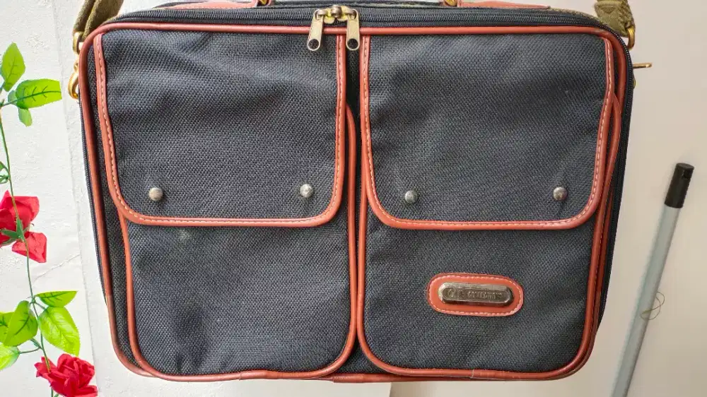 Dijual Tas kolektor/ Kantor /Sekolah 99%. Bagus