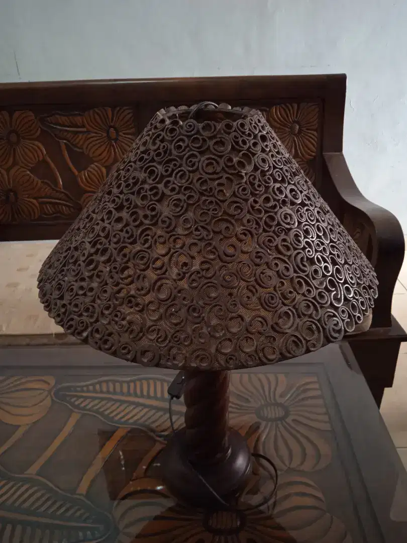 Lampu meja kayu manis