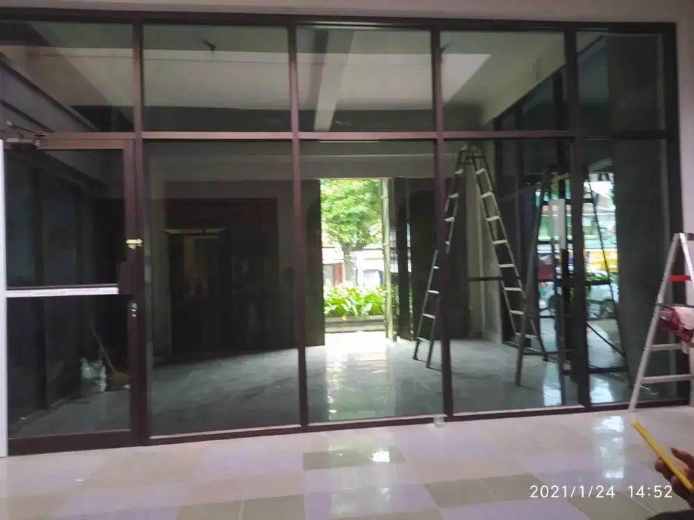 Partisi taman dengan aluminium kaca