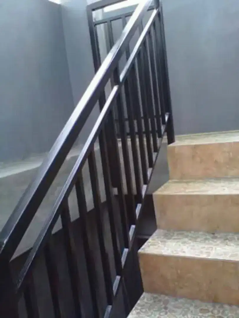 Pagar, railing tangga, balkon