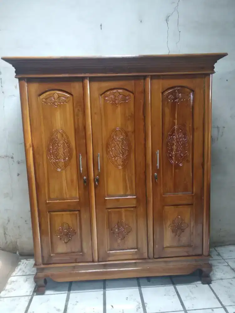 Lemari pakaian kayu jati 3pintu.