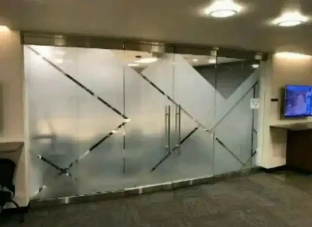 Tampilan ruang kaca kantor tampak rapih dngan stiker Sanblas&Kaca Film