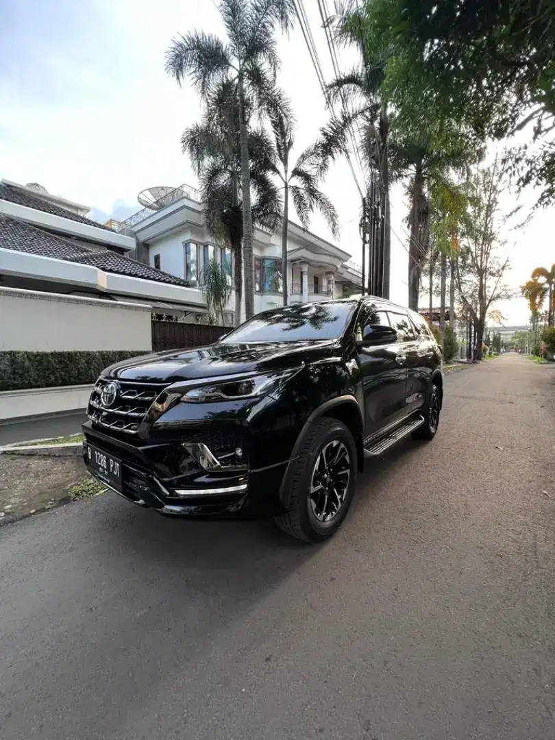 [Dp 77jt] Fortuner Vrz GR 2.8 AT 4x2 Hitam