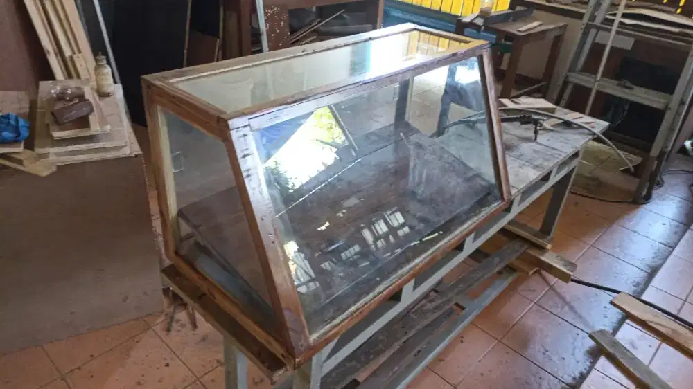 Etalase kaca kayu