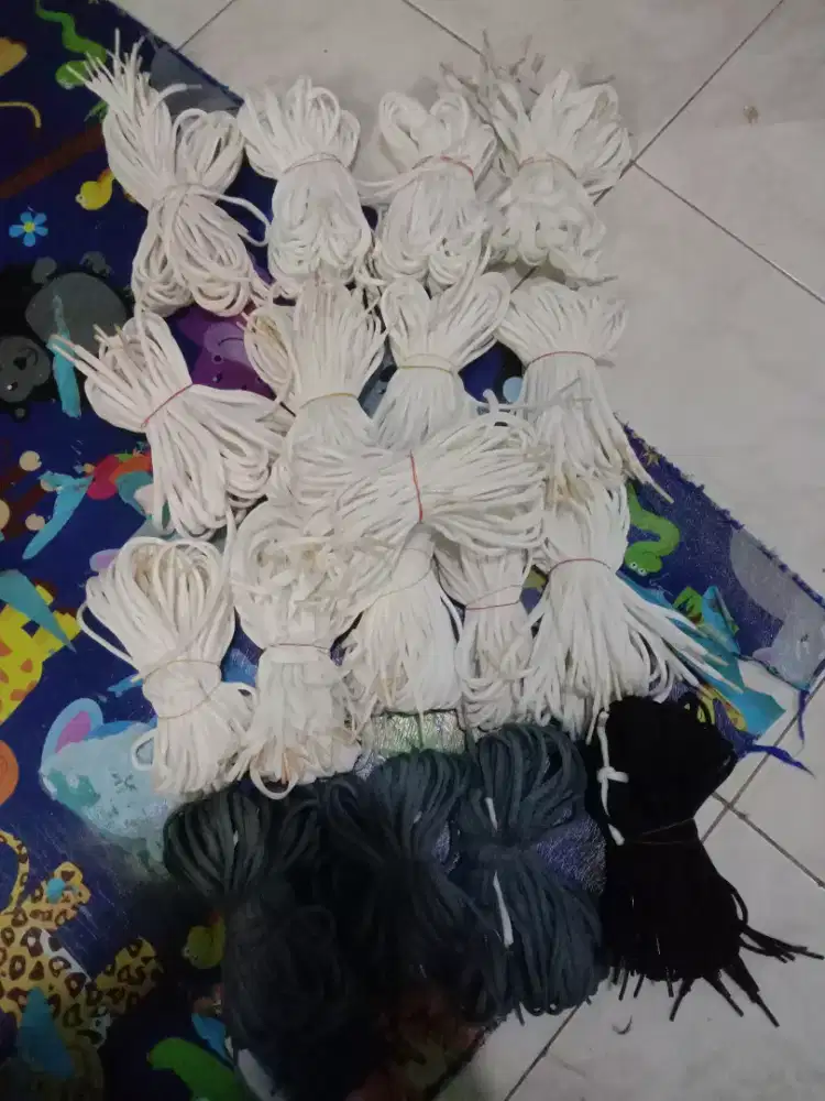 Tali sepatu banyak