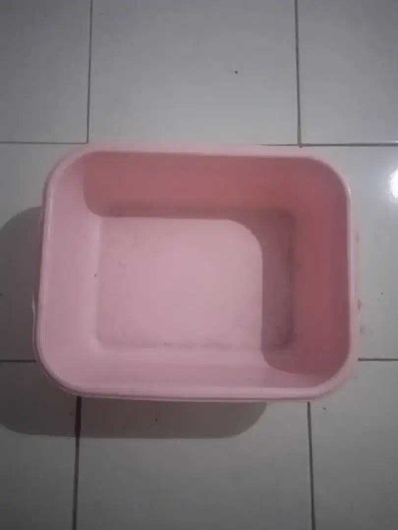 Kotak baskom warna merah muda