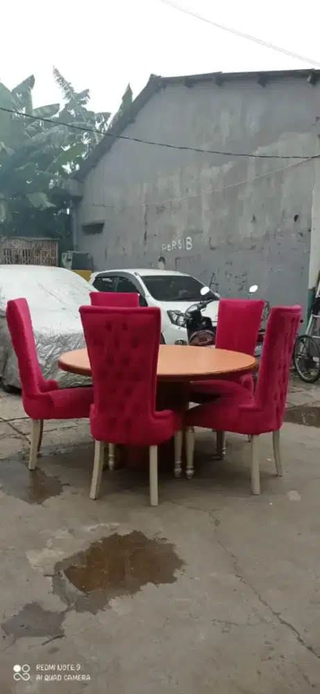 Dijual meja makan dan 5 kursi