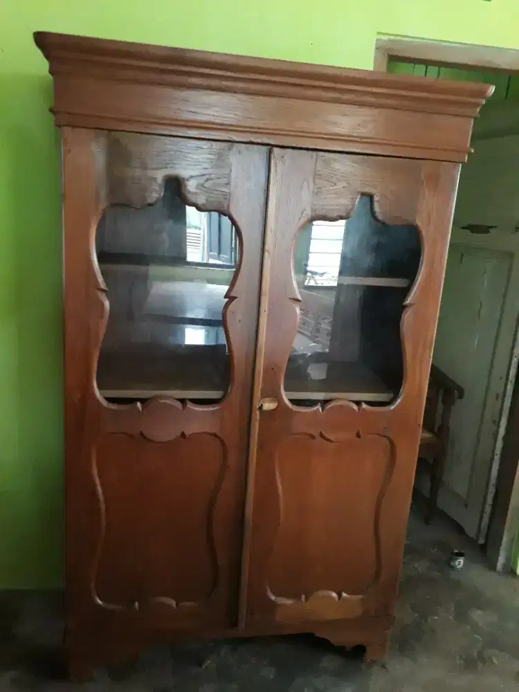 Lemari Pajangan atau Prongkas Kaca Jati Kuno