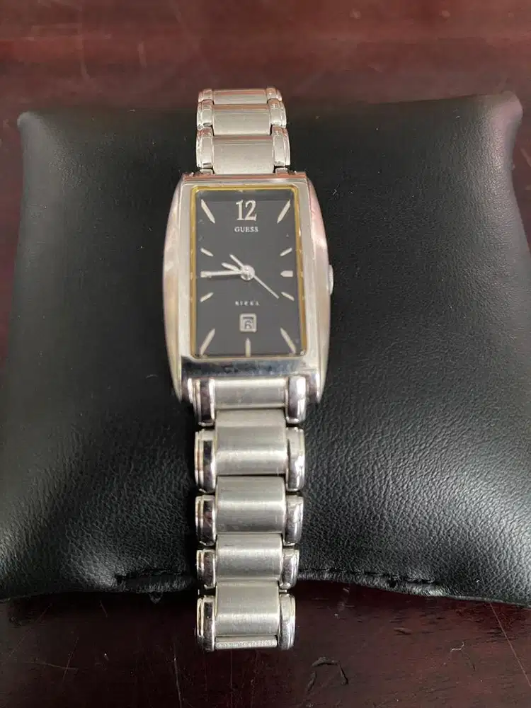 Jam Tangan Wanita Guess I80274L2 bekas