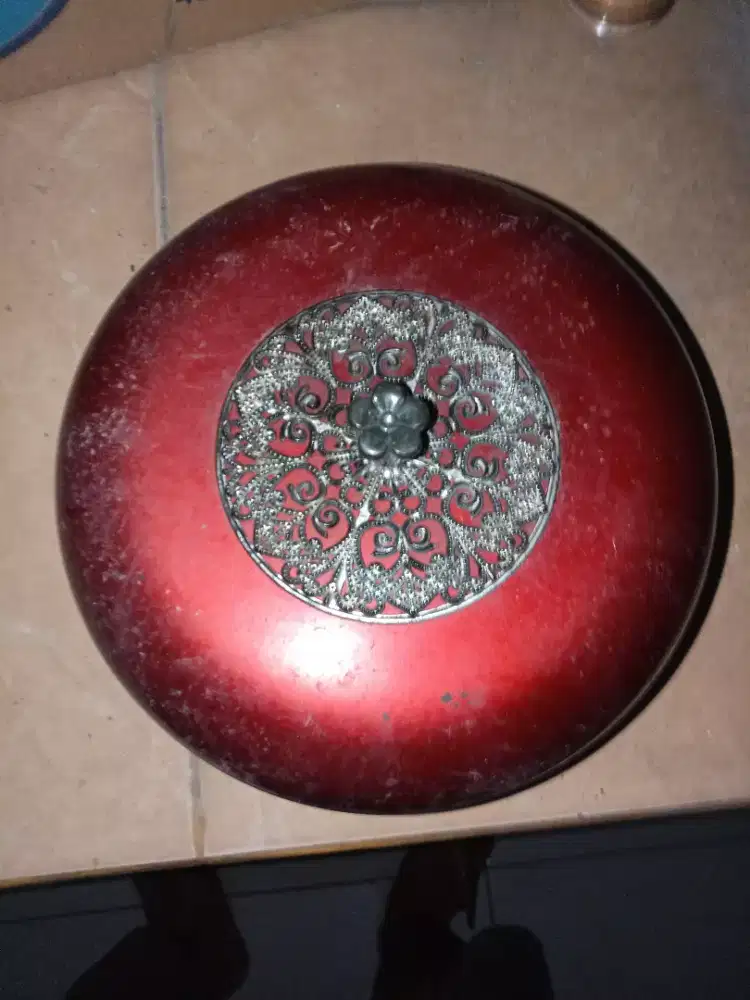 Toples bulat warna merah