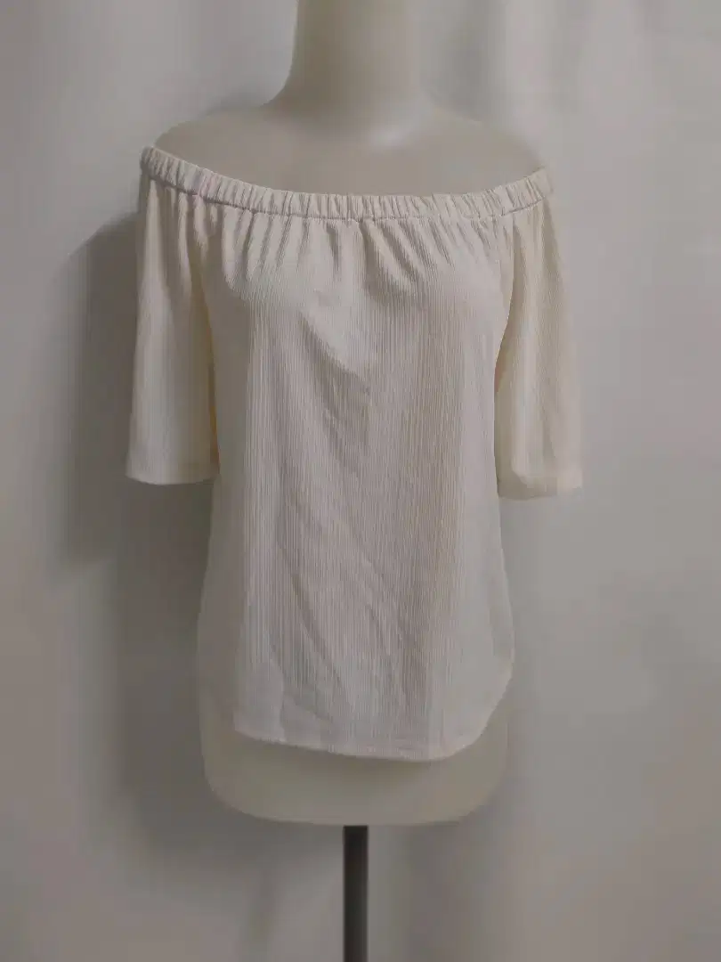 Atasan putih uniqlo Sabrina white top