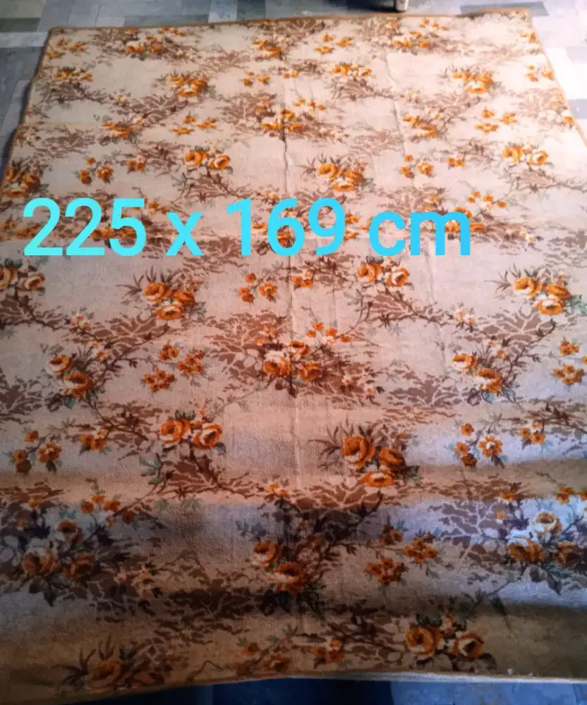 Karpet permadani lantai rumah polos dan motif kondisi baik