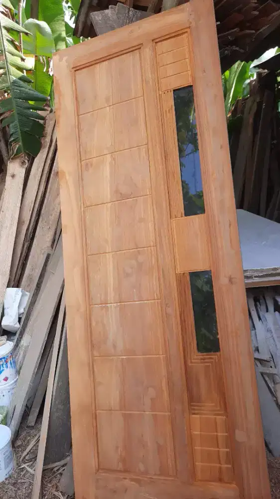 Pintu kamar ada kaca