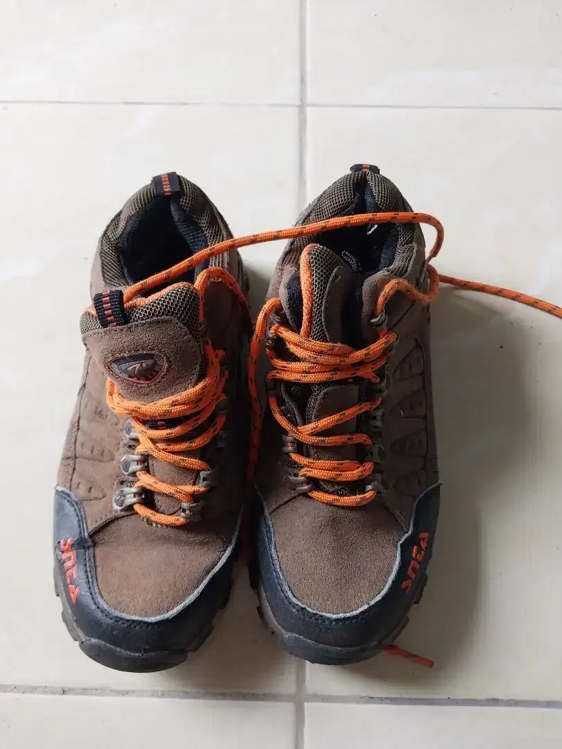 Di jual sepatu gunung tapak jahit