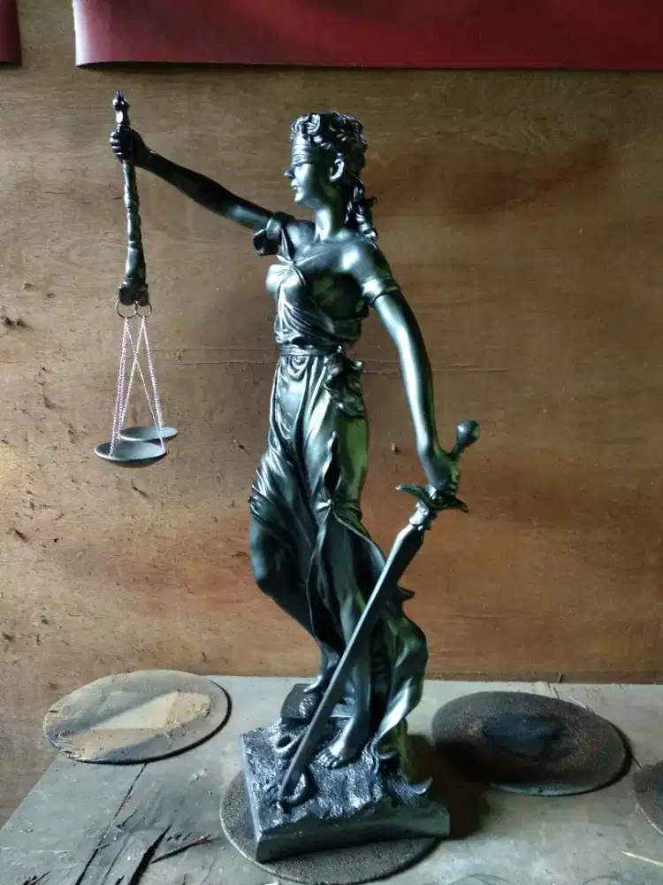 Antik . PATUNG DEWI KEADILAN . UK .75cm