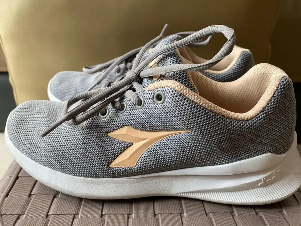 Sepatu Diadora wanita