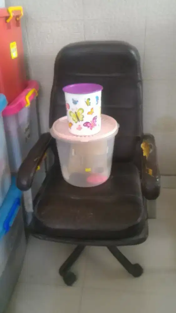 Kursi warna hitam bisa berputar