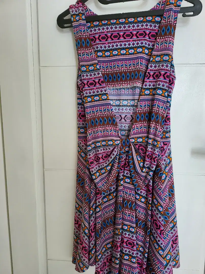 Dress outer tanpa lengan motif tribal warna ungu