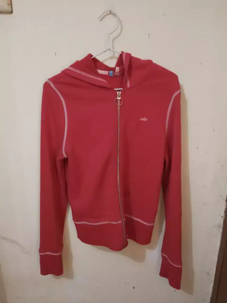 Sweater merah ukuran L merek EDC