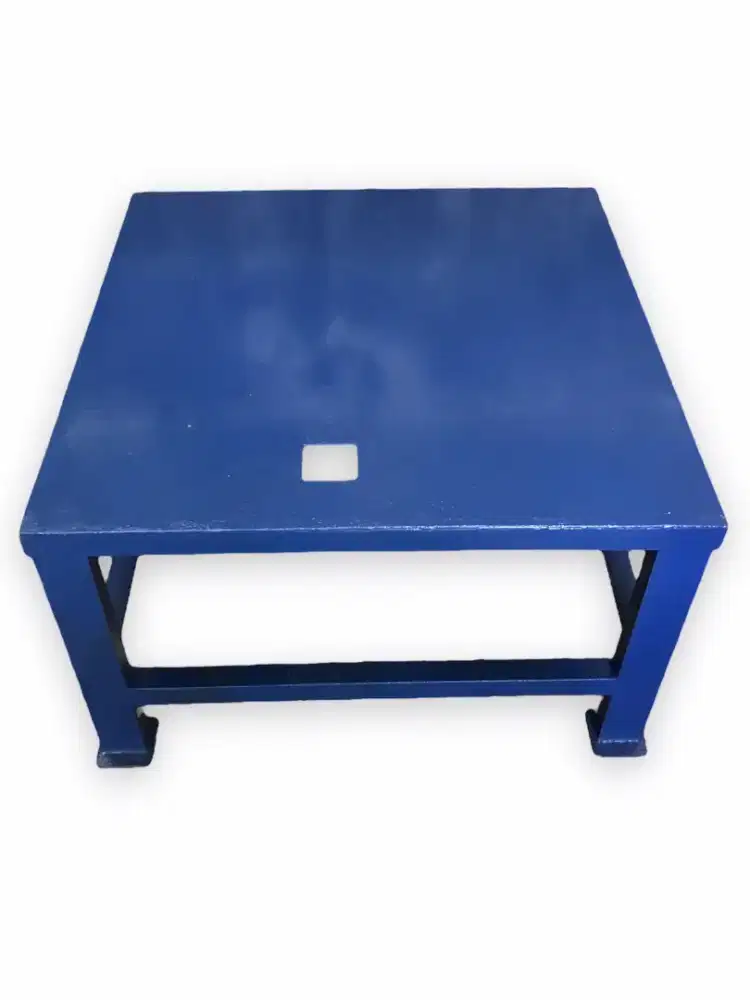 Meja baja kuat menahan beban