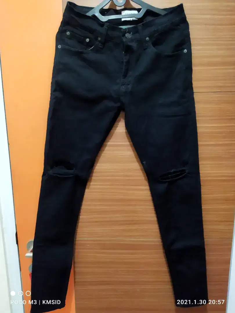 Celana panjang pria model sobek dan skinny hitam ukuran 30