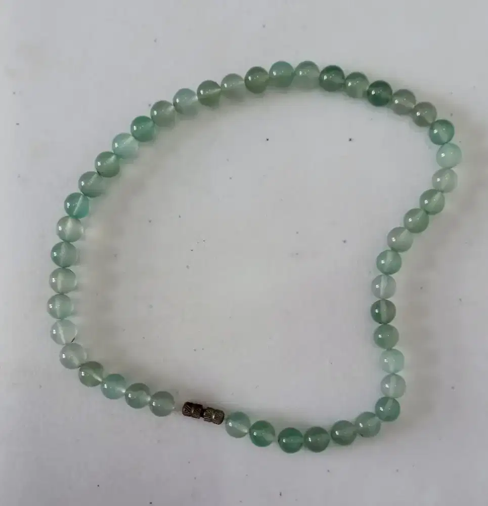 Kalung Batu Warna Hijau Muda.