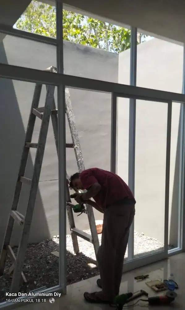 Pemasangan alumunium dan kaca