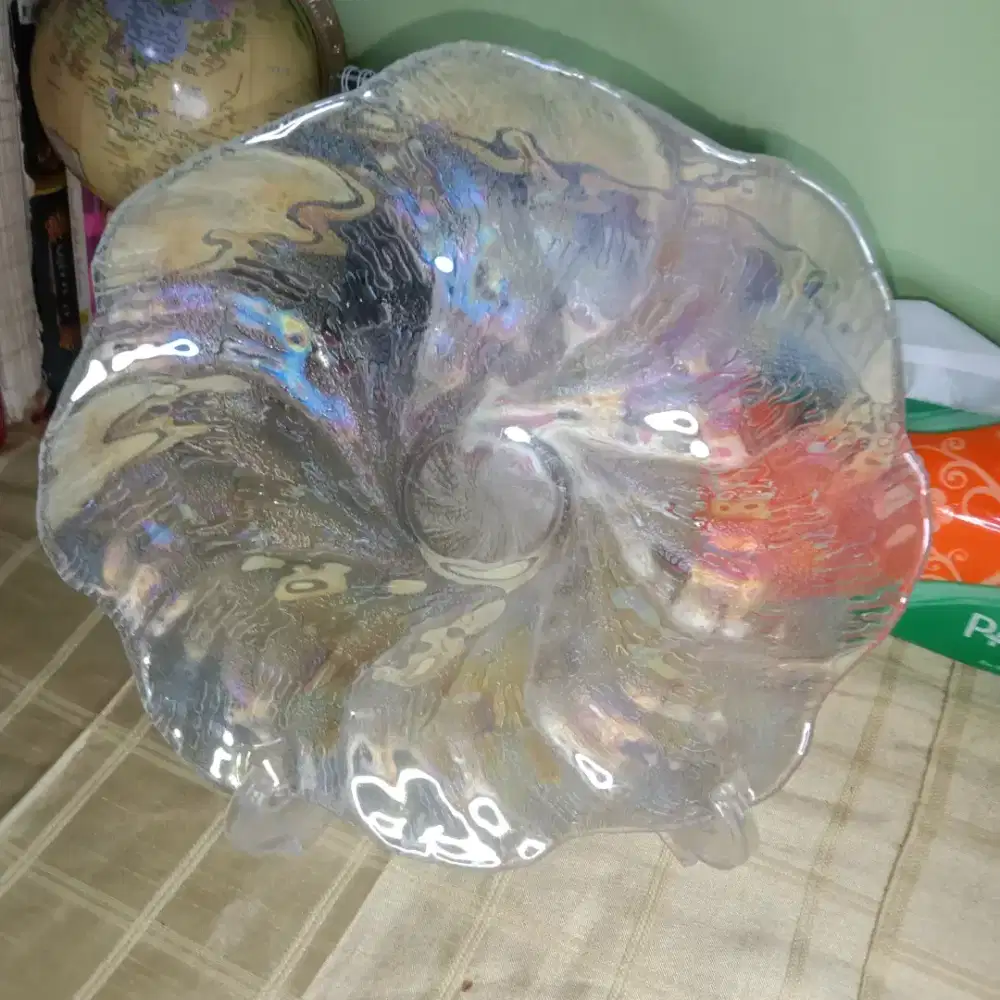 Piring kristal vintage dengan motif kerang