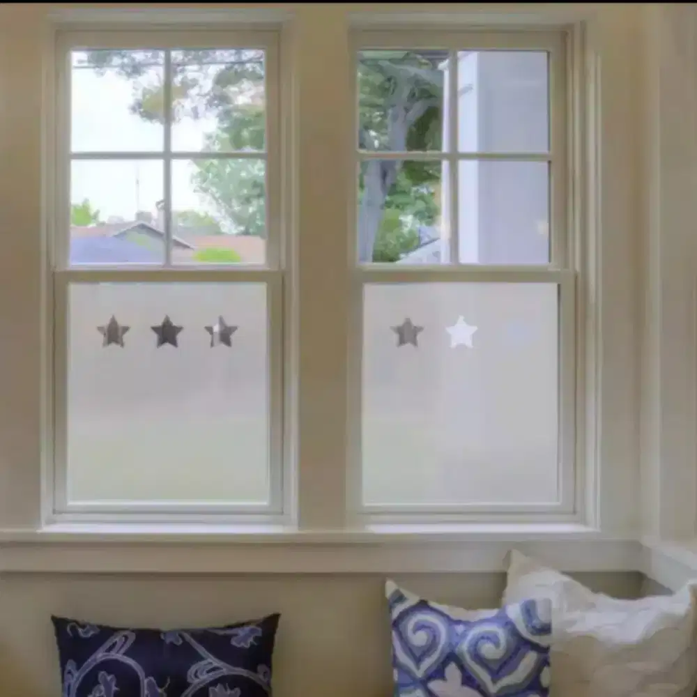 Ruang tamu cantik loh dengn riasan stiker sanblas dan kaca film