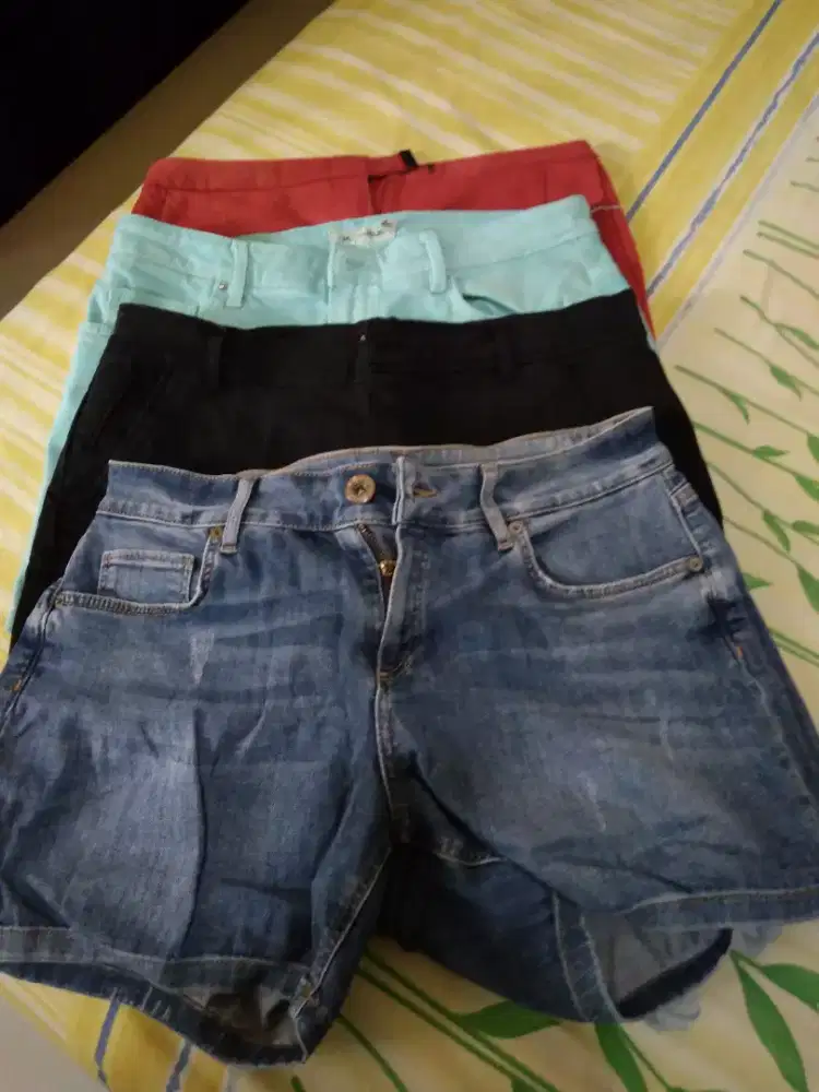 Celana pendek beli 3 gratis 1