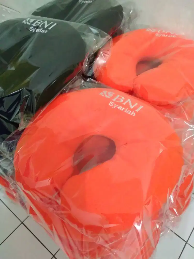 souvenir bantal leher murah,bantal leher custom,bantal leher ultah