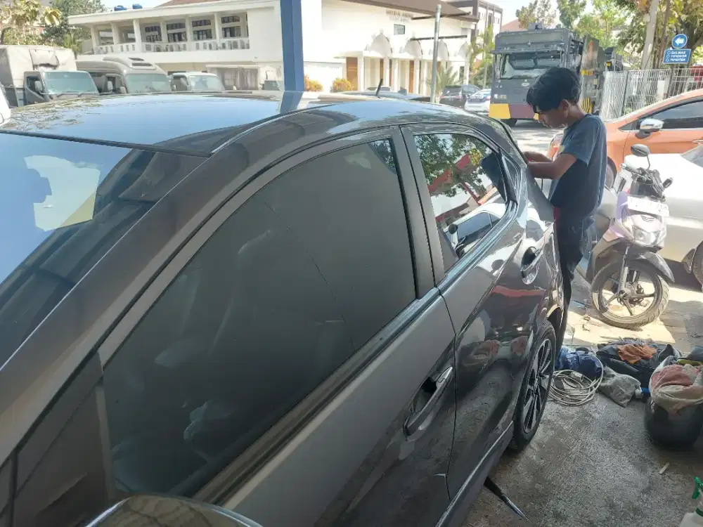 ganti atau lapis kaca film mobil panggilan