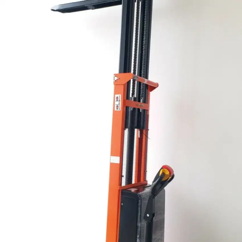 Hand Lift Stacker Full Elektrik Kapasitas 1.5 Ton