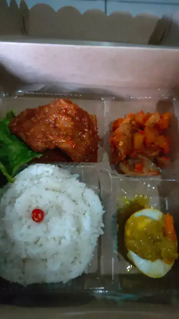 Pesanan nasi kotak dan kue