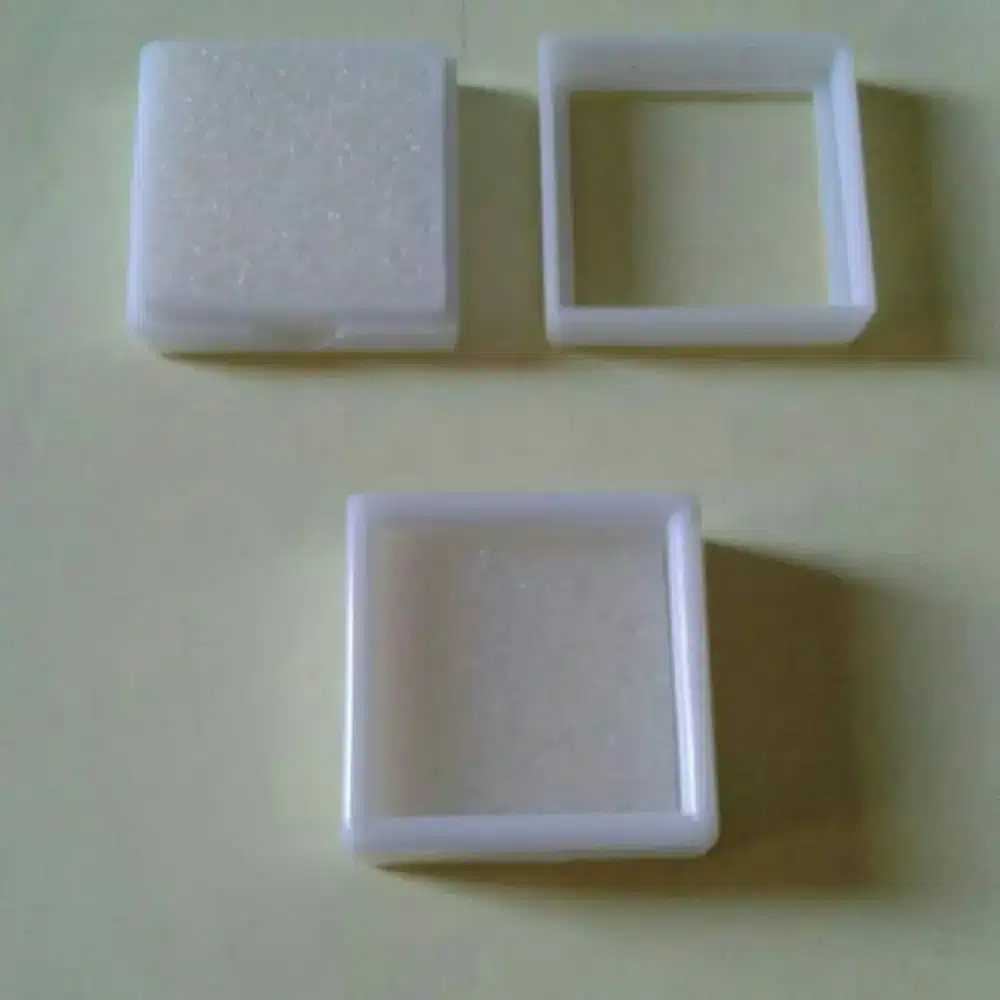 tempat taruh batu kecil putih