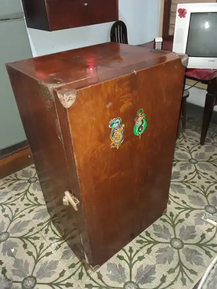 Lemari jati jaman dulu