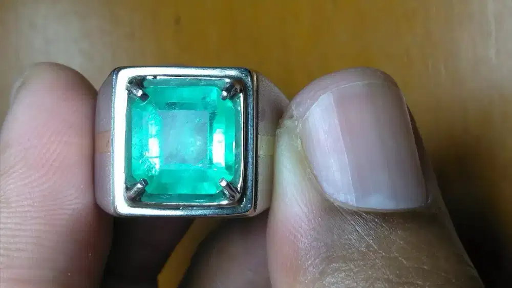 Emerald Zamrud Jamrud Colombia 3.66 ct Sparkling Luster