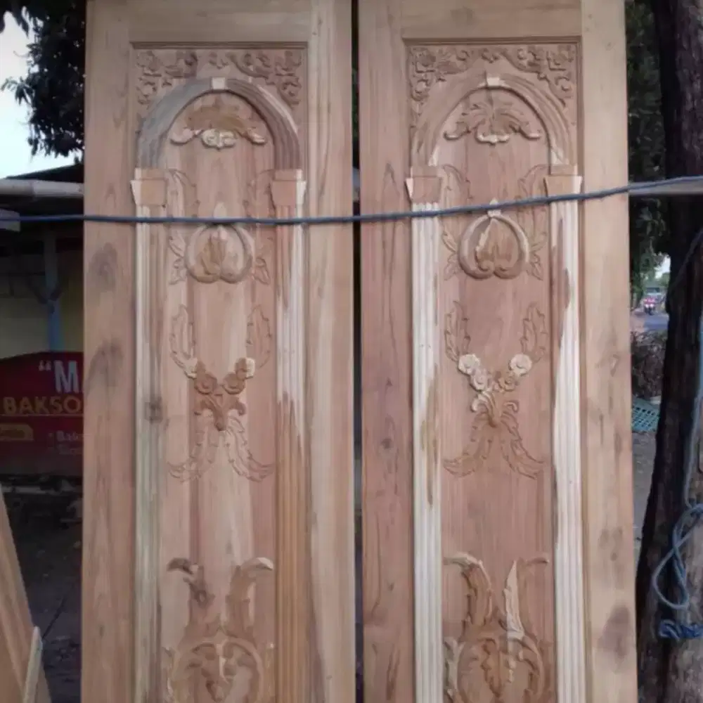 Daun pintu ukir klasik bahan kayu jati kering