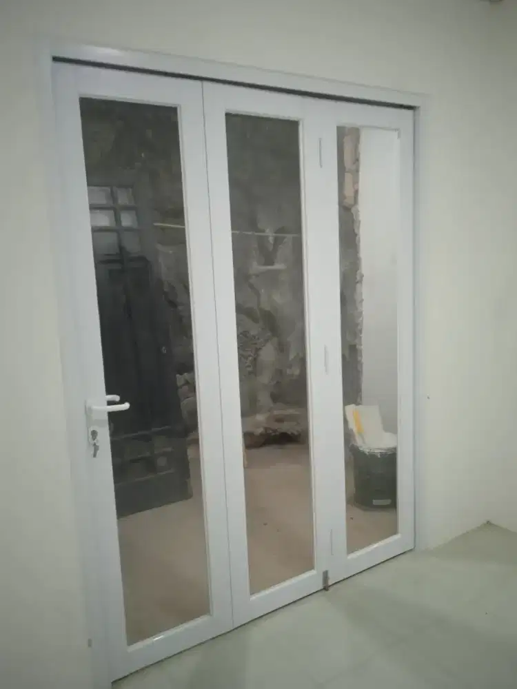 Pintu lipat aluminium.